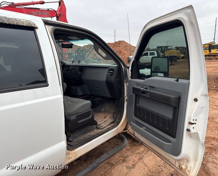 image for item ET1008 2011 Ford F250 Super Duty Crew Cab pickup truck