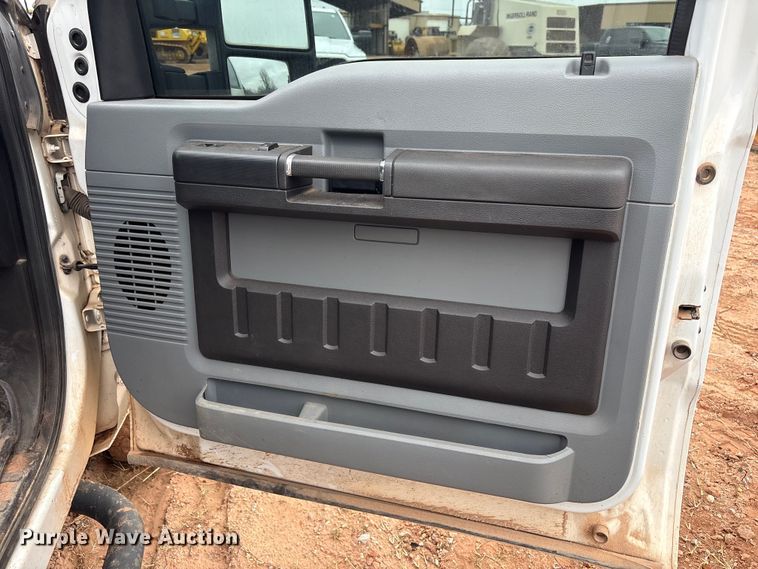 image for item ET1008 2011 Ford F250 Super Duty Crew Cab pickup truck