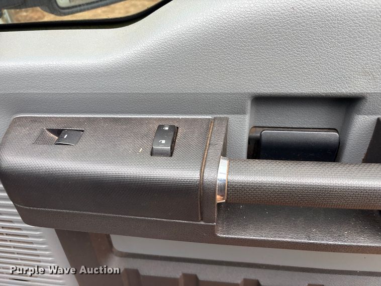 image for item ET1008 2011 Ford F250 Super Duty Crew Cab pickup truck