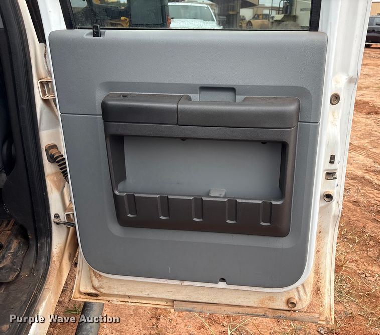 image for item ET1008 2011 Ford F250 Super Duty Crew Cab pickup truck