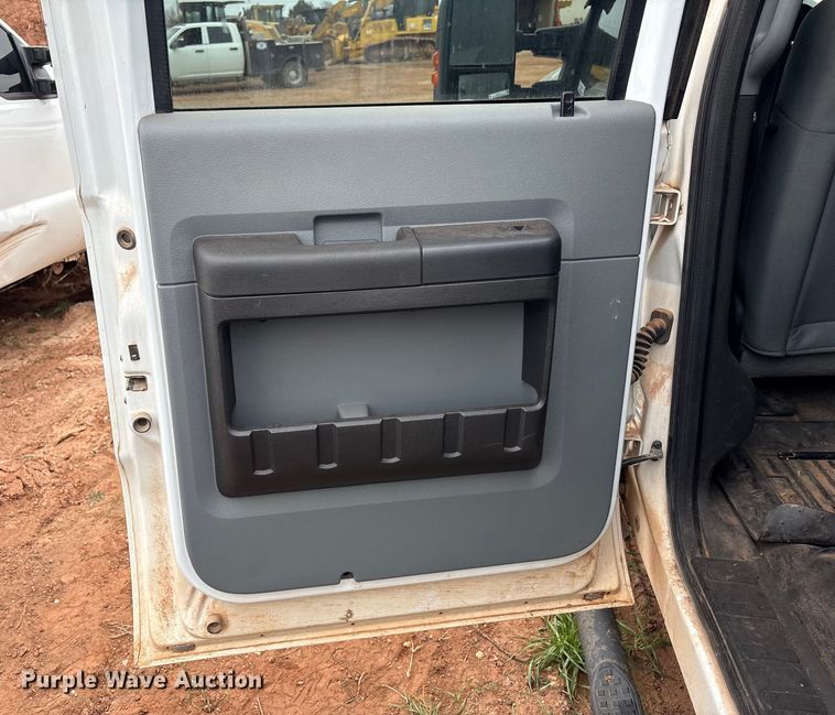 image for item ET1008 2011 Ford F250 Super Duty Crew Cab pickup truck