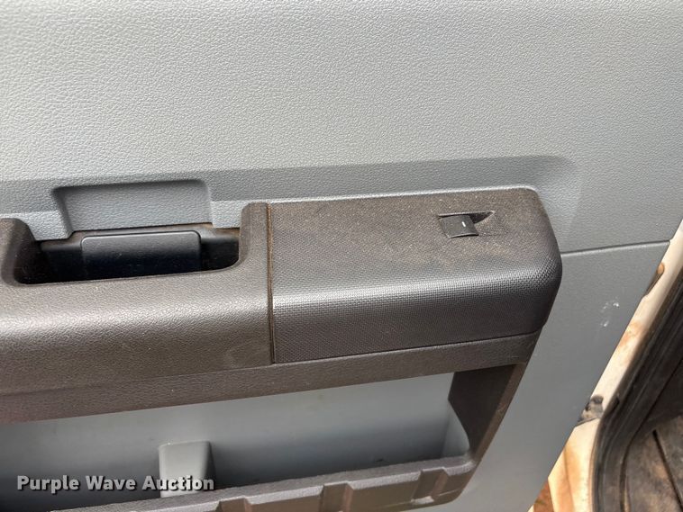 image for item ET1008 2011 Ford F250 Super Duty Crew Cab pickup truck