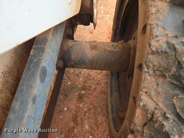 image for item ET1010 2002 Bobcat 873 skid steer loader