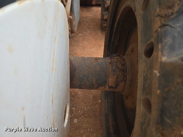 image for item ET1010 2002 Bobcat 873 skid steer loader