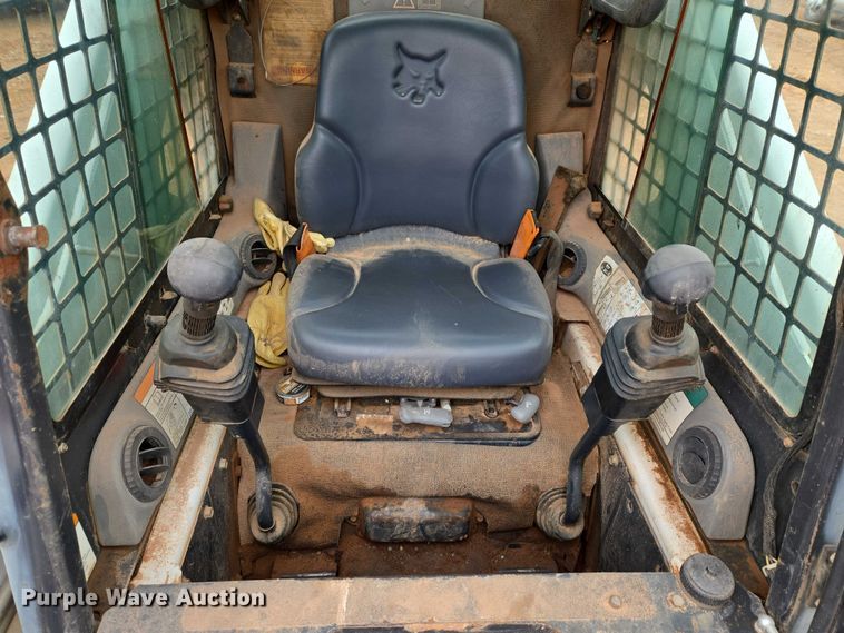 image for item ET1010 2002 Bobcat 873 skid steer loader