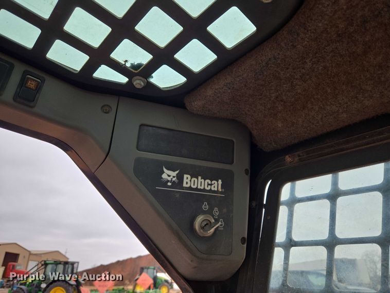 image for item ET1010 2002 Bobcat 873 skid steer loader