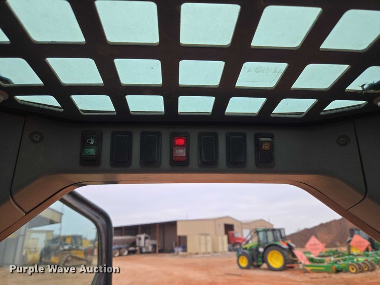 image for item ET1010 2002 Bobcat 873 skid steer loader