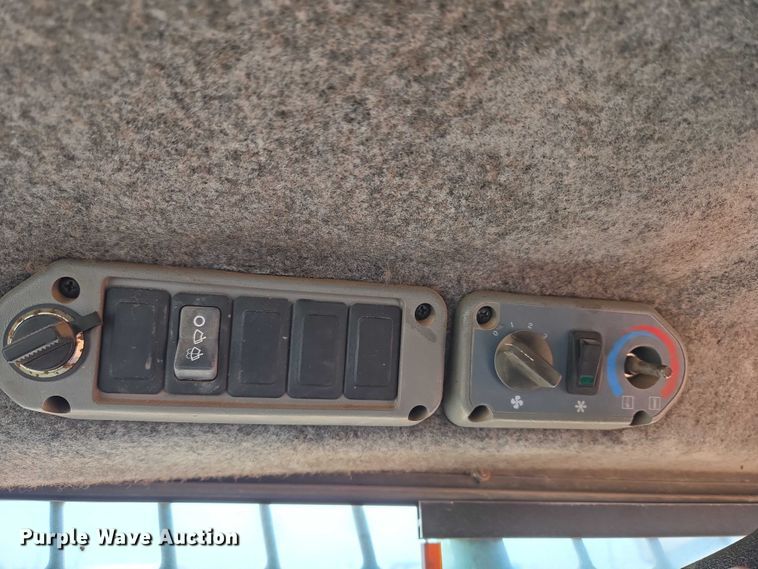 image for item ET1010 2002 Bobcat 873 skid steer loader