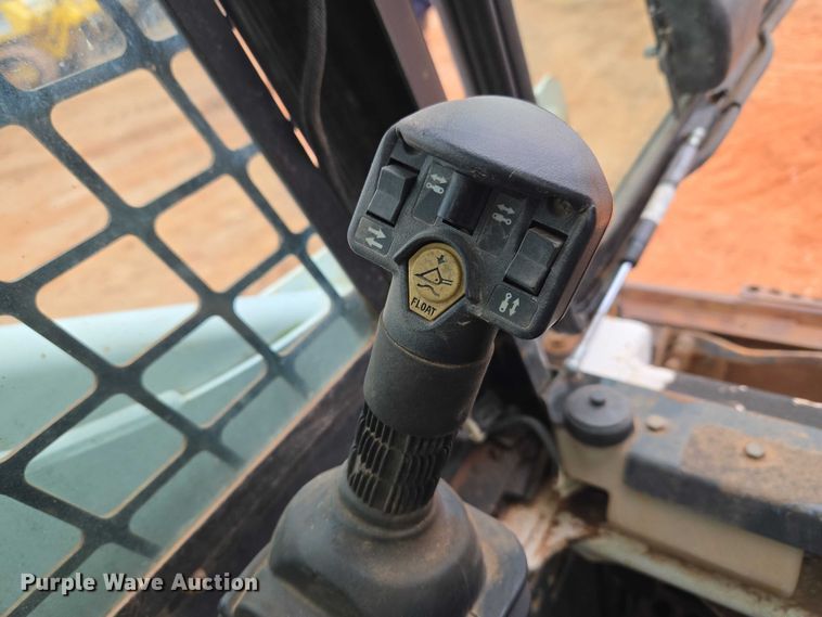 image for item ET1010 2002 Bobcat 873 skid steer loader