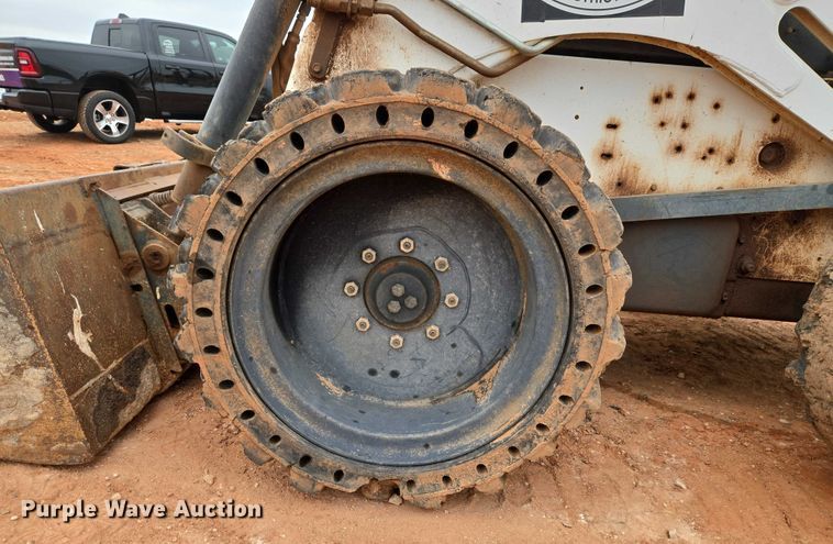 image for item ET1010 2002 Bobcat 873 skid steer loader