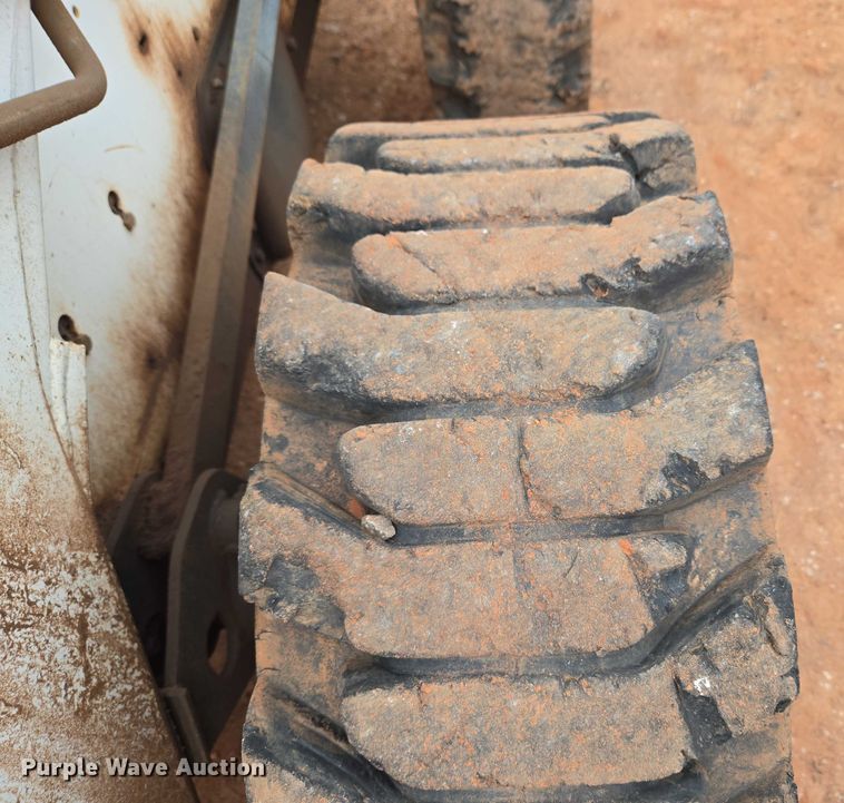 image for item ET1010 2002 Bobcat 873 skid steer loader