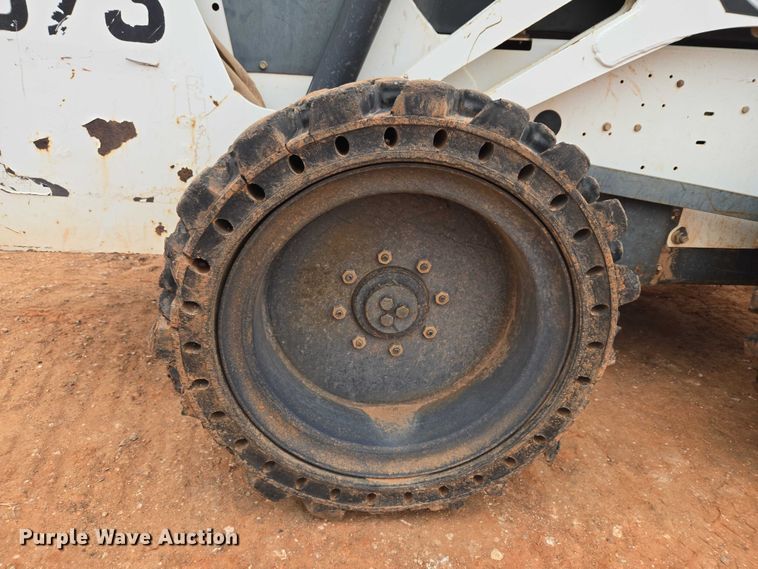 image for item ET1010 2002 Bobcat 873 skid steer loader