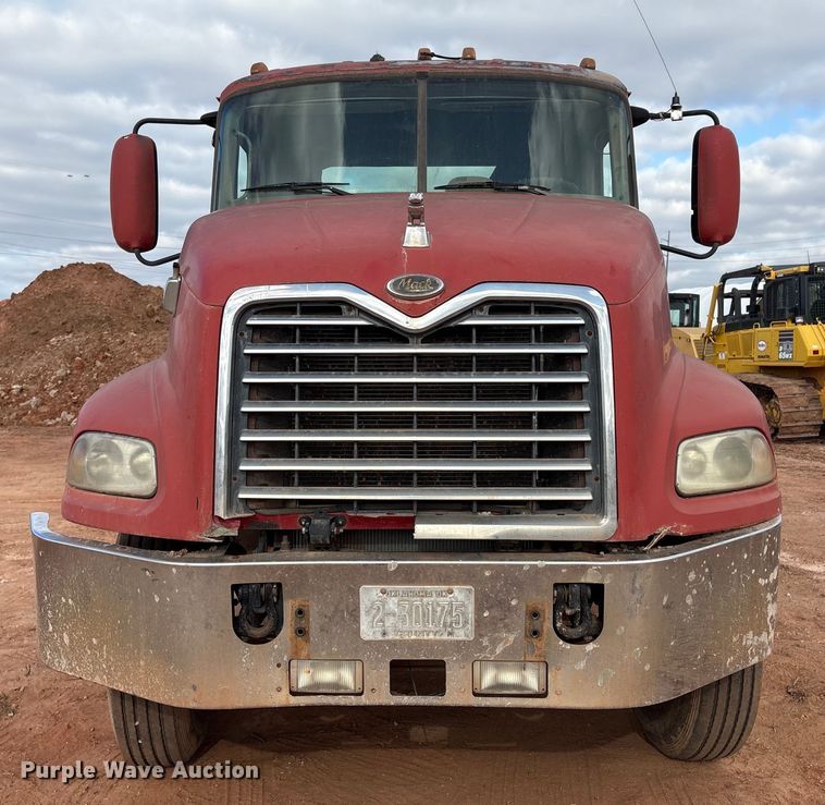 image for item ET1013 2000 Mack Vision 460 truck cab and chassis