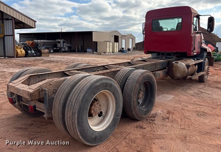 image for item ET1013 2000 Mack Vision 460 truck cab and chassis