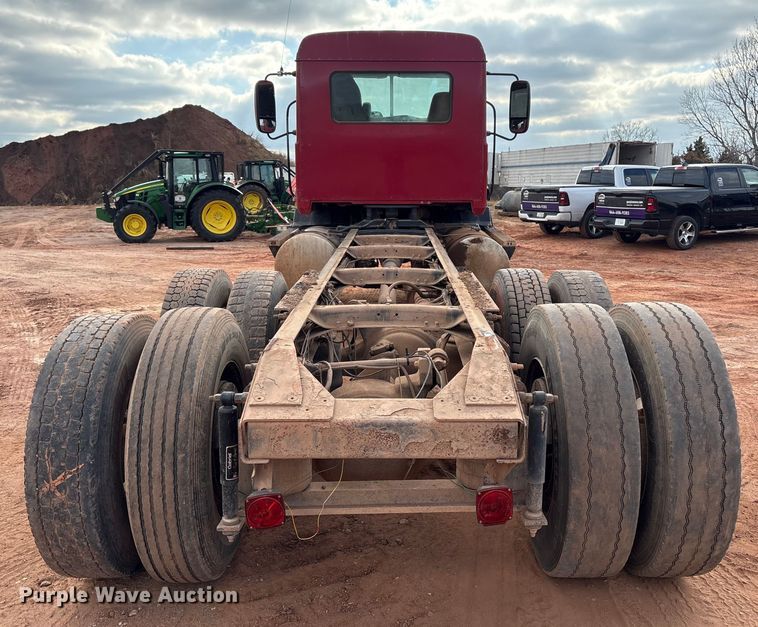 image for item ET1013 2000 Mack Vision 460 truck cab and chassis
