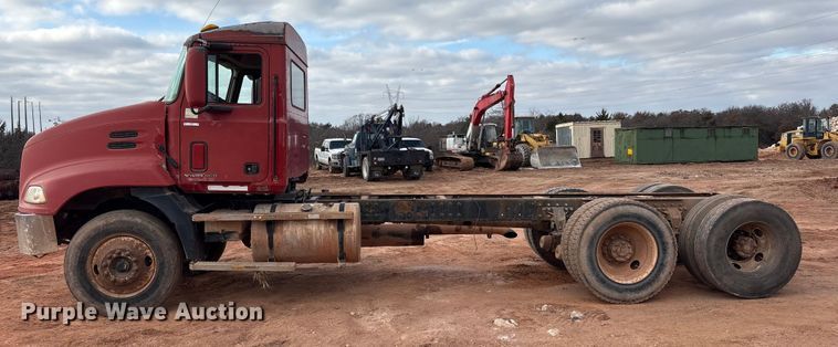 image for item ET1013 2000 Mack Vision 460 truck cab and chassis