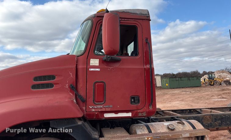 image for item ET1013 2000 Mack Vision 460 truck cab and chassis