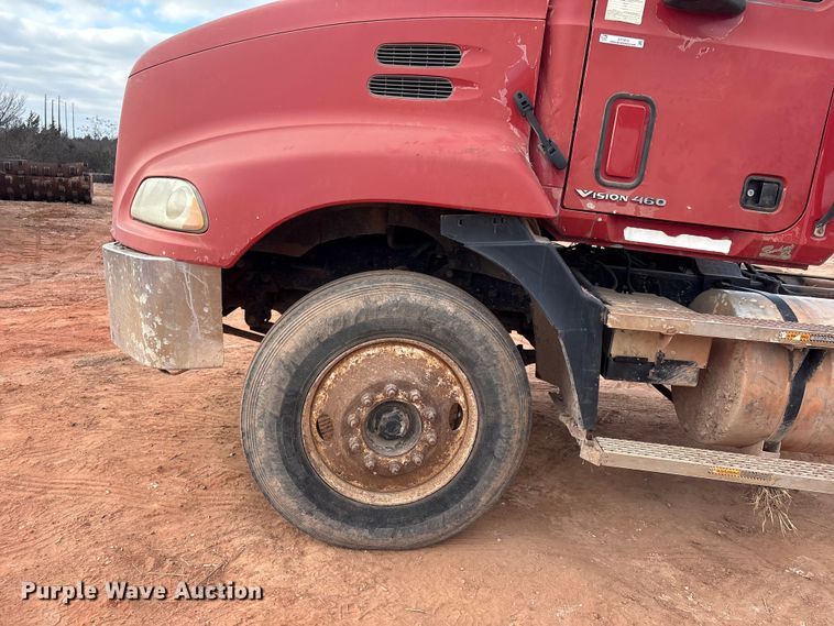 image for item ET1013 2000 Mack Vision 460 truck cab and chassis