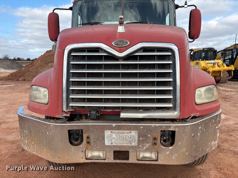 image for item ET1013 2000 Mack Vision 460 truck cab and chassis