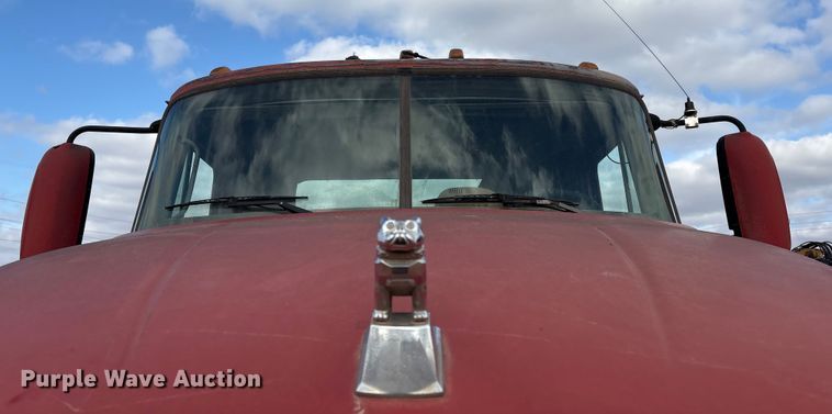 image for item ET1013 2000 Mack Vision 460 truck cab and chassis