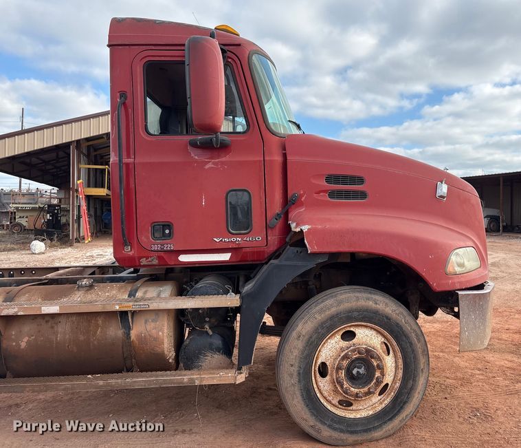 image for item ET1013 2000 Mack Vision 460 truck cab and chassis