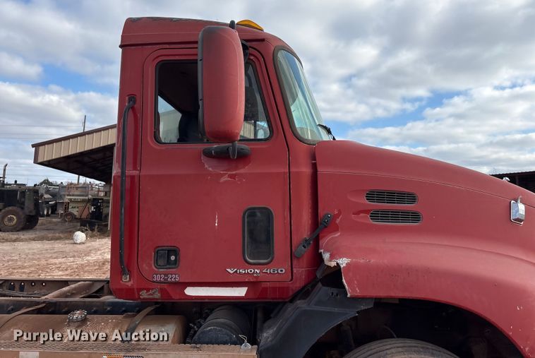 image for item ET1013 2000 Mack Vision 460 truck cab and chassis