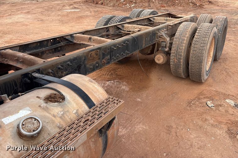 image for item ET1013 2000 Mack Vision 460 truck cab and chassis