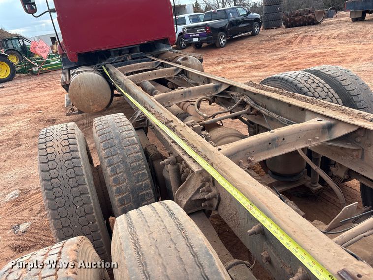 image for item ET1013 2000 Mack Vision 460 truck cab and chassis