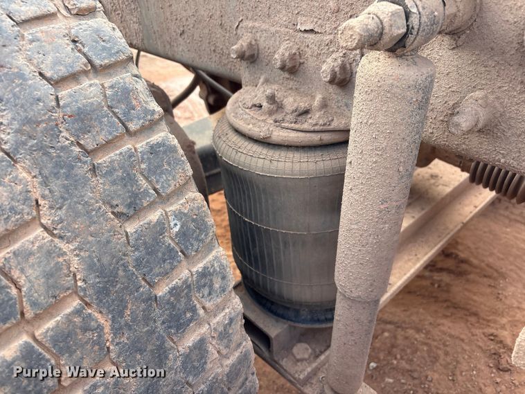 image for item ET1013 2000 Mack Vision 460 truck cab and chassis