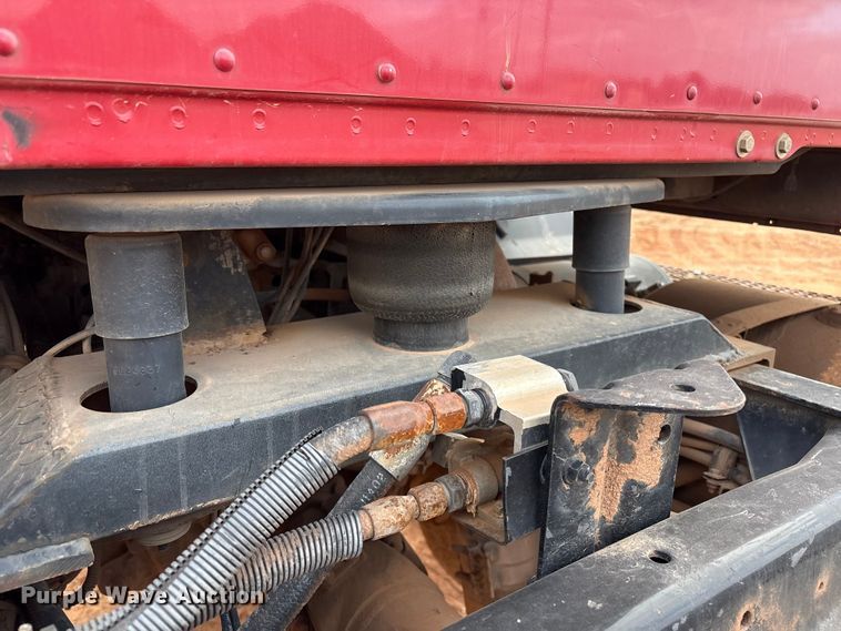 image for item ET1013 2000 Mack Vision 460 truck cab and chassis