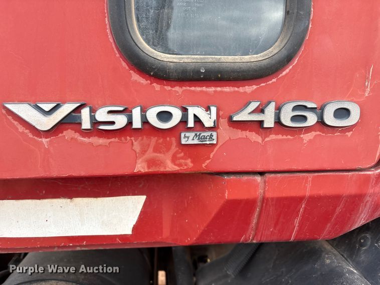 image for item ET1013 2000 Mack Vision 460 truck cab and chassis