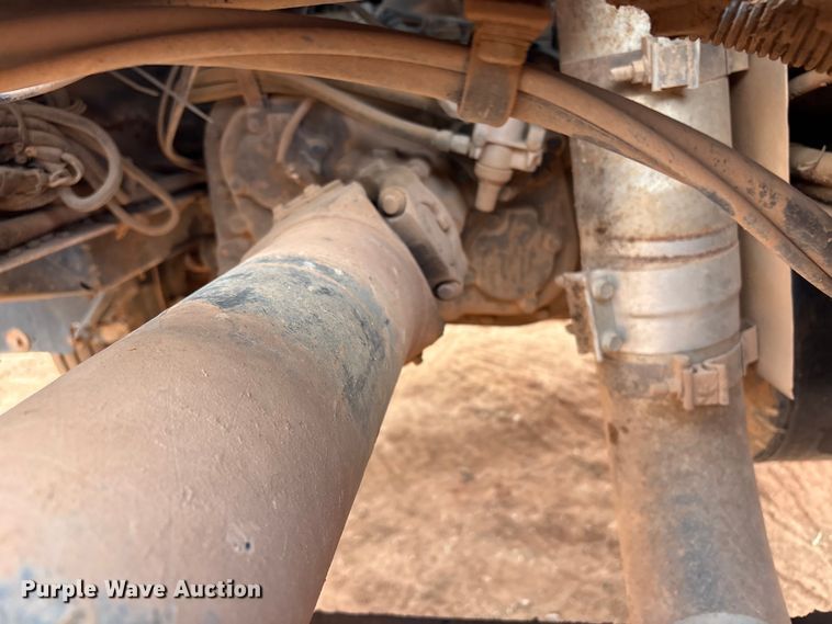 image for item ET1013 2000 Mack Vision 460 truck cab and chassis