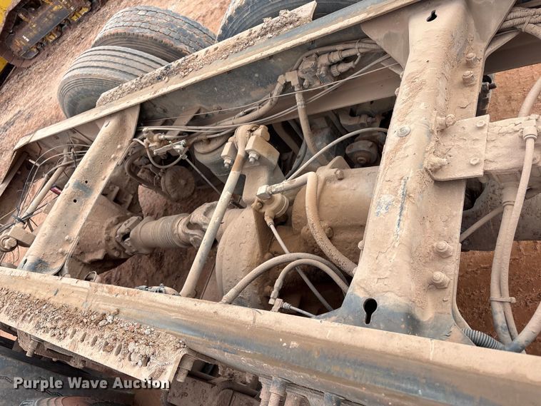 image for item ET1013 2000 Mack Vision 460 truck cab and chassis