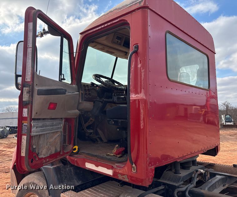 image for item ET1013 2000 Mack Vision 460 truck cab and chassis