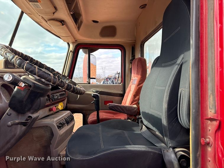 image for item ET1013 2000 Mack Vision 460 truck cab and chassis