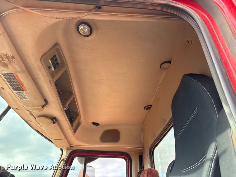 image for item ET1013 2000 Mack Vision 460 truck cab and chassis