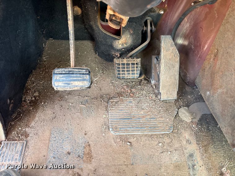 image for item ET1013 2000 Mack Vision 460 truck cab and chassis