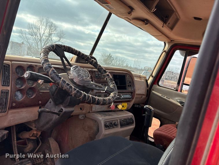 image for item ET1013 2000 Mack Vision 460 truck cab and chassis