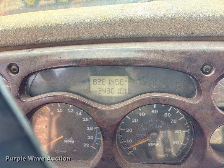 image for item ET1013 2000 Mack Vision 460 truck cab and chassis