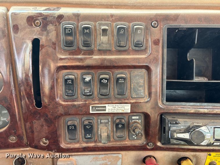 image for item ET1013 2000 Mack Vision 460 truck cab and chassis