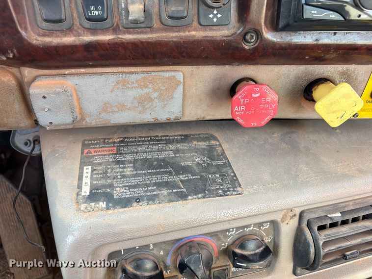 image for item ET1013 2000 Mack Vision 460 truck cab and chassis