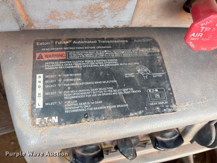 image for item ET1013 2000 Mack Vision 460 truck cab and chassis