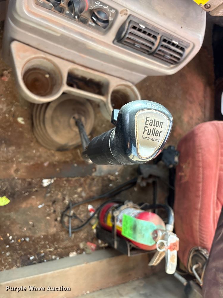 image for item ET1013 2000 Mack Vision 460 truck cab and chassis