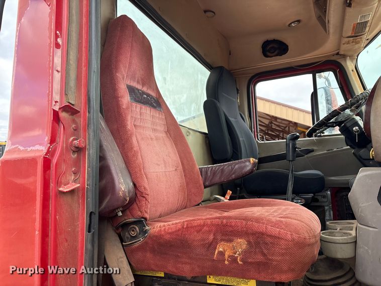 image for item ET1013 2000 Mack Vision 460 truck cab and chassis