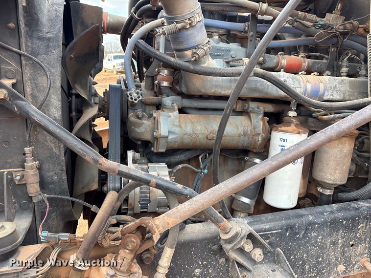 image for item ET1013 2000 Mack Vision 460 truck cab and chassis