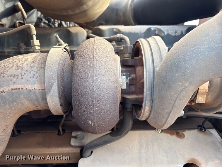 image for item ET1013 2000 Mack Vision 460 truck cab and chassis