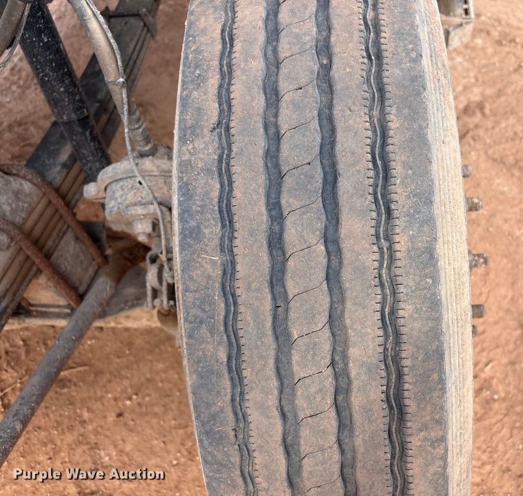 image for item ET1013 2000 Mack Vision 460 truck cab and chassis