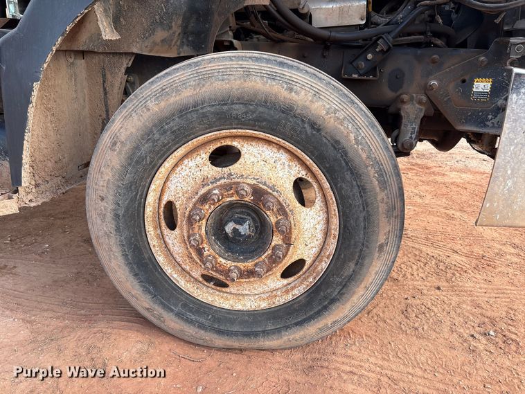 image for item ET1013 2000 Mack Vision 460 truck cab and chassis