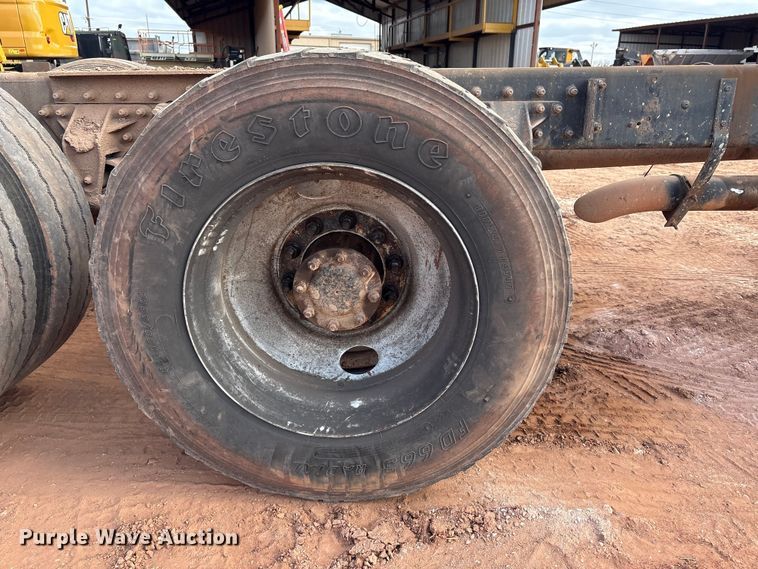 image for item ET1013 2000 Mack Vision 460 truck cab and chassis