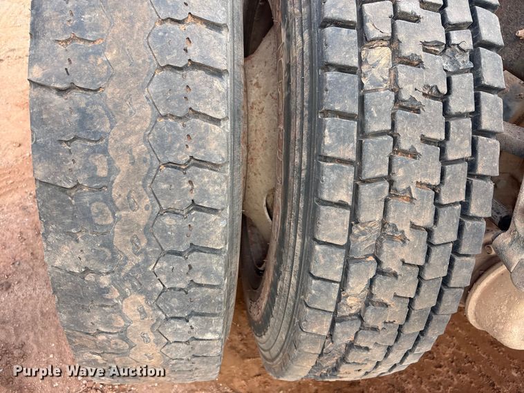 image for item ET1013 2000 Mack Vision 460 truck cab and chassis